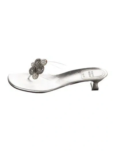 Pre-owned Stuart Weitzman Leather Crystal Embellishments Flip Flops In Metallic/silver