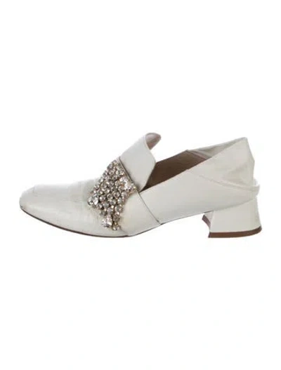 Pre-owned Stuart Weitzman Leather Crystal Embellishments Mules In White