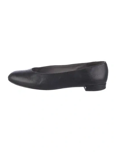Pre-owned Stuart Weitzman Leather Flats In Black