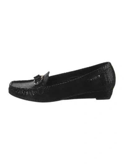 Pre-owned Stuart Weitzman Leather Loafers In Black