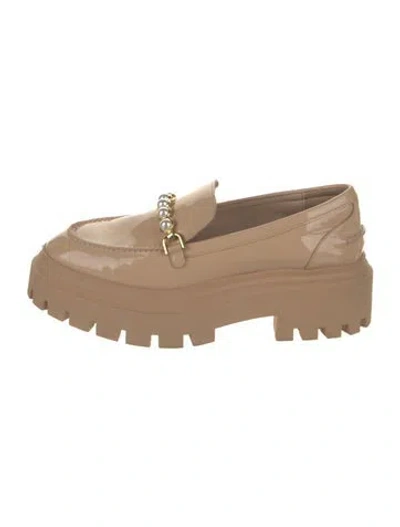 Pre-owned Stuart Weitzman Leather Loafers In Neutral
