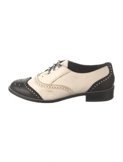 Pre-owned Stuart Weitzman Leather Oxfords In White