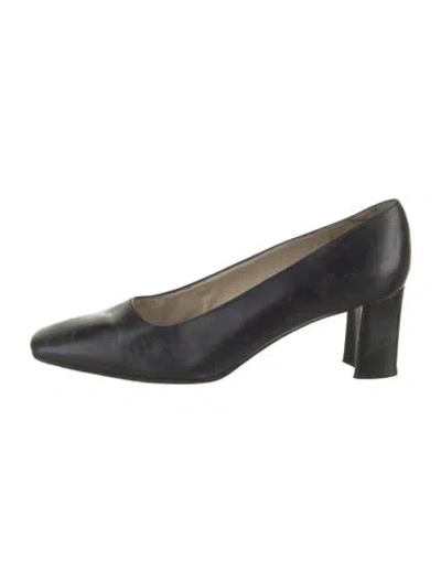 Pre-owned Stuart Weitzman Leather Pumps In Black