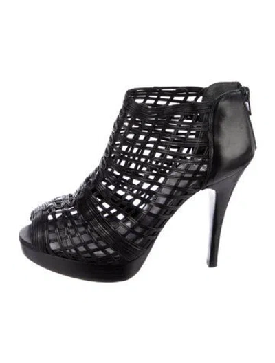 Pre-owned Stuart Weitzman Leather Pumps In Black