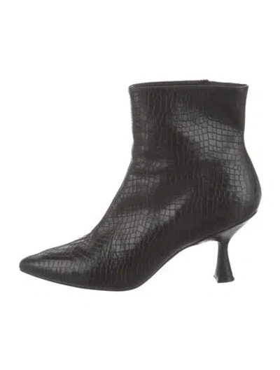 Pre-owned Stuart Weitzman Leather Pumps In Black