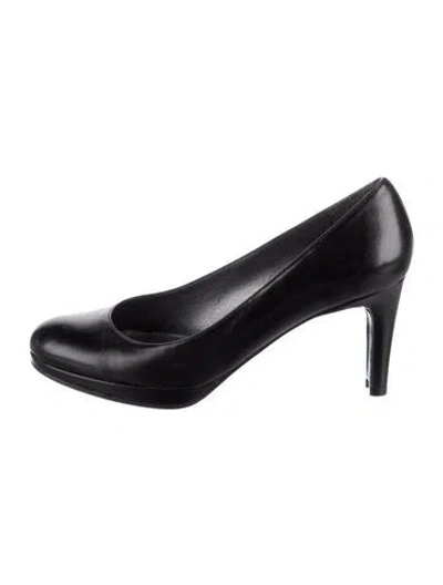 Pre-owned Stuart Weitzman Leather Pumps In Black