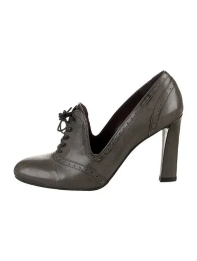 Pre-owned Stuart Weitzman Leather Pumps In Gray