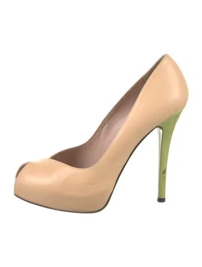 Pre-owned Stuart Weitzman Leather Pumps In Neutral
