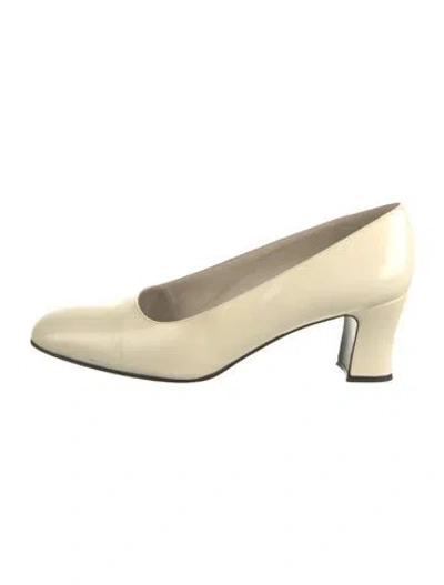 Pre-owned Stuart Weitzman Leather Pumps In Neutral
