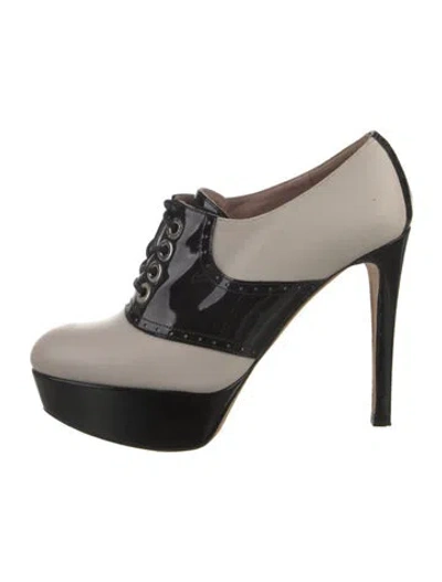 Pre-owned Stuart Weitzman Leather Pumps In Neutral
