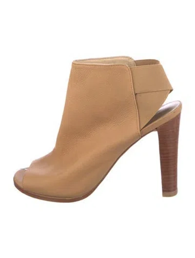 Pre-owned Stuart Weitzman Leather Pumps In Neutral