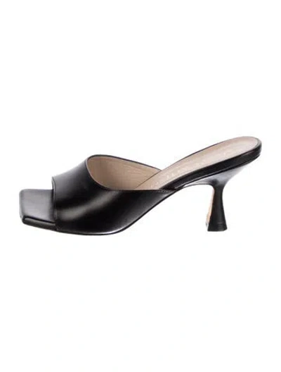 Pre-owned Stuart Weitzman Leather Slides In Black