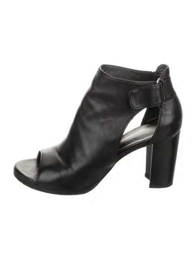 Pre-owned Stuart Weitzman Leather Slingback Pumps In Black