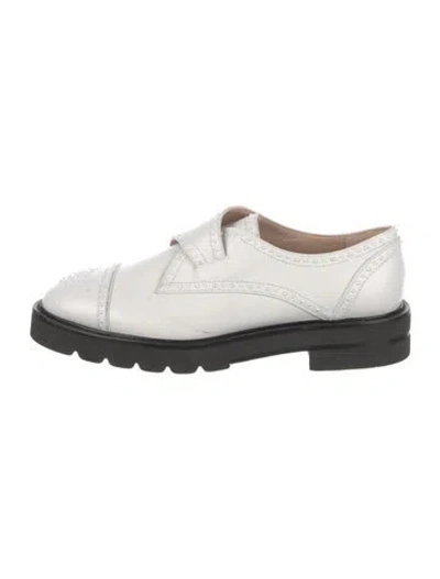 Pre-owned Stuart Weitzman Leather Studded Accents Oxfords In White