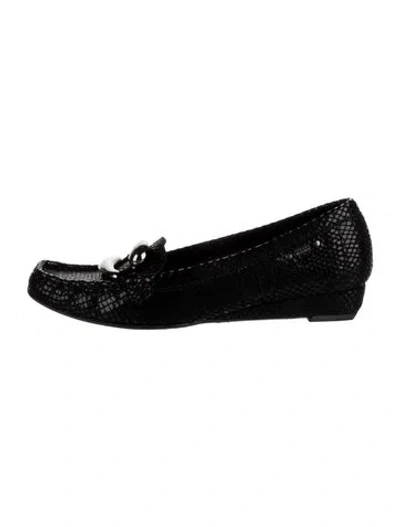 Pre-owned Stuart Weitzman Loafers In Black