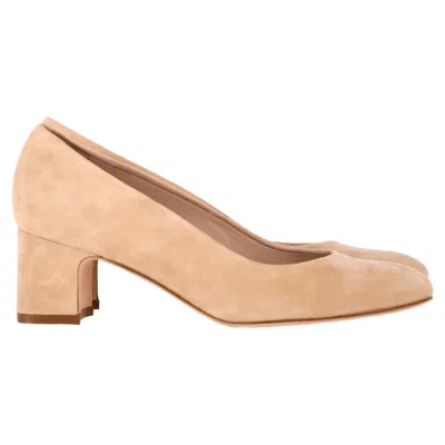 Stuart Weitzman Curve Block 85 Pumps In Cashmere