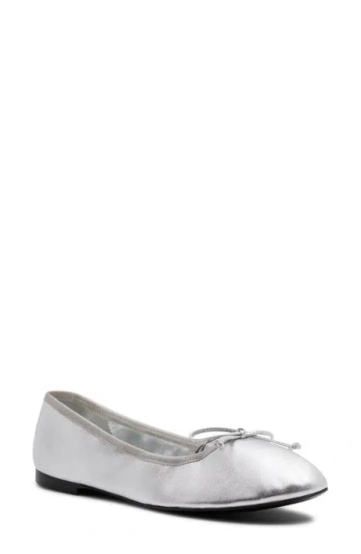 Stuart Weitzman Nia Ballet Flat In Silver/silver