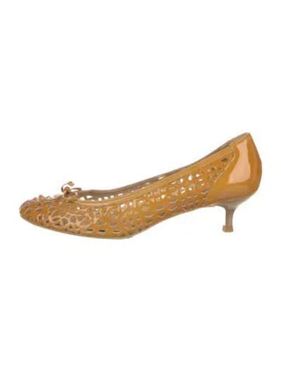 Pre-owned Stuart Weitzman Patent Leather Bow Accents Pumps In Neutral