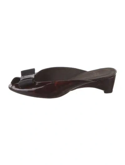 Pre-owned Stuart Weitzman Patent Leather Bow Accents Slides In Brown