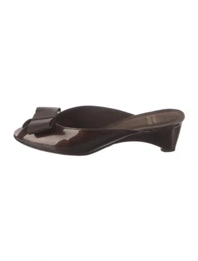 Pre-owned Stuart Weitzman Patent Leather Bow Accents Slides In Brown