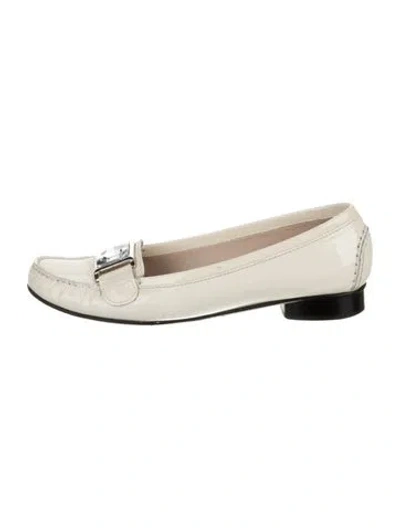 Pre-owned Stuart Weitzman Patent Leather Crystal Embellishments Loafers In White
