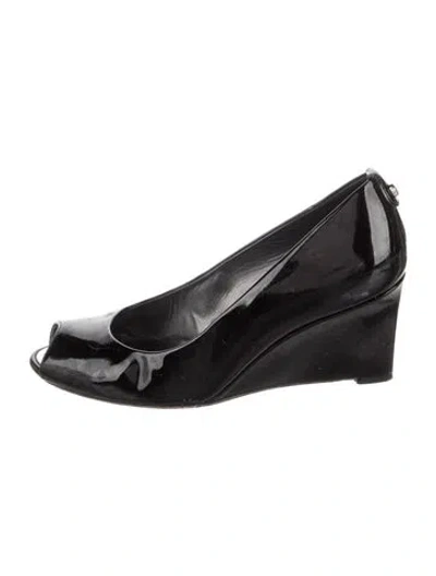 Pre-owned Stuart Weitzman Patent Leather Cutout Accent Pumps In Black