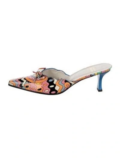Pre-owned Stuart Weitzman Patent Leather Graphic Print Mules In Black