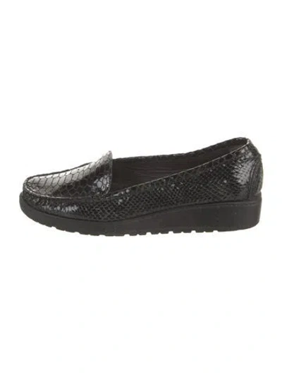 Pre-owned Stuart Weitzman Patent Leather Loafers In Black