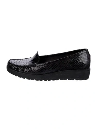Pre-owned Stuart Weitzman Patent Leather Loafers In Black