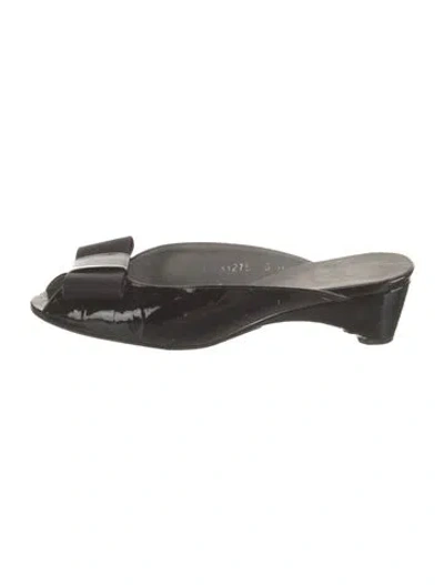 Pre-owned Stuart Weitzman Patent Leather Mules In Black
