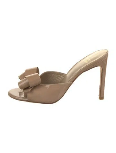 Pre-owned Stuart Weitzman Patent Leather Slides In Neutral