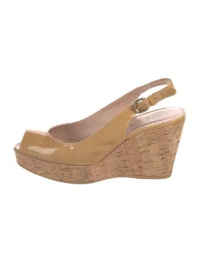 Pre-owned Stuart Weitzman Patent Leather Slingback Pumps In Neutral