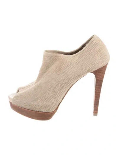 Pre-owned Stuart Weitzman Pumps In Neutral