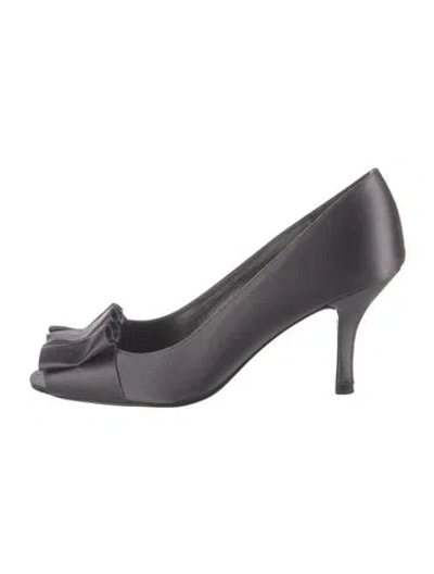 Pre-owned Stuart Weitzman Satin Pumps In Gray