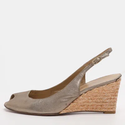 Pre-owned Stuart Weitzman Size 40 Gold Leather Slingback Wedge Sandals