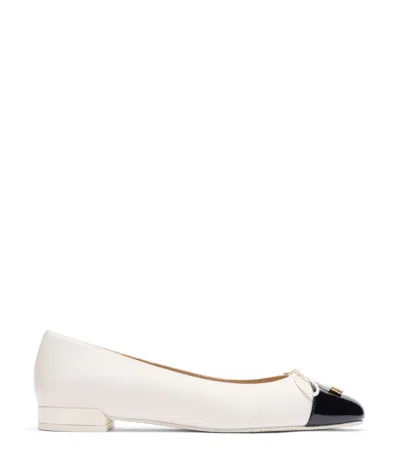 Stuart Weitzman , Sleek Bow Flat, Flats And Loafers, Cream/black, Lacquered Nappa/patent