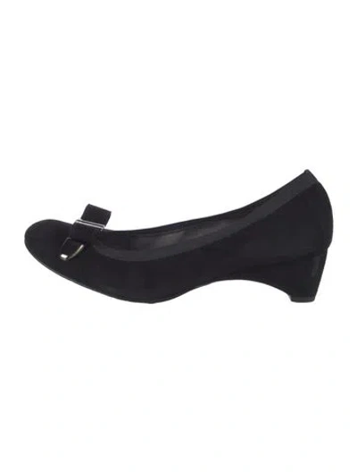 Pre-owned Stuart Weitzman Suede Bow Accents Pumps In Black