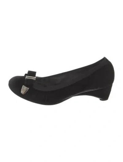 Pre-owned Stuart Weitzman Suede Bow Accents Pumps In Black
