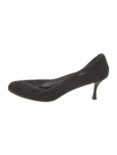 Pre-owned Stuart Weitzman Suede Lasercut Accents Pumps In Black