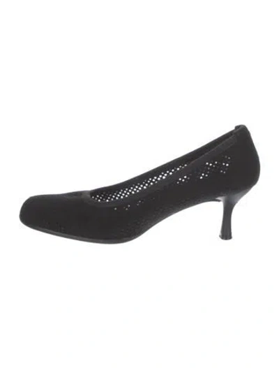 Pre-owned Stuart Weitzman Suede Lasercut Accents Pumps In Black
