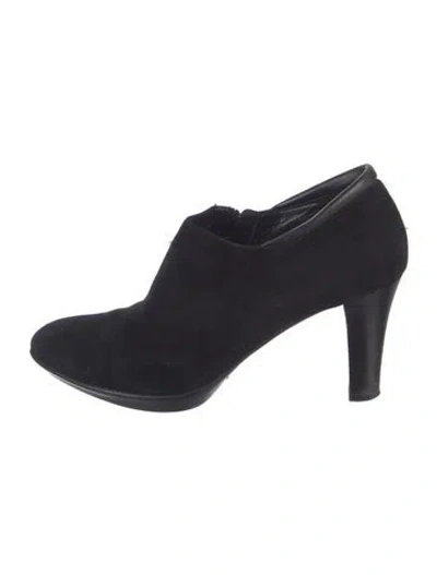 Pre-owned Stuart Weitzman Suede Pumps In Black