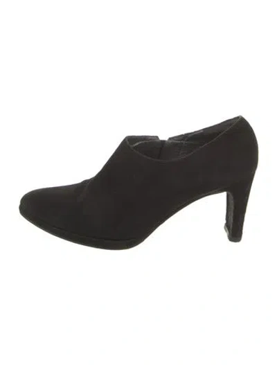 Pre-owned Stuart Weitzman Suede Pumps In Black