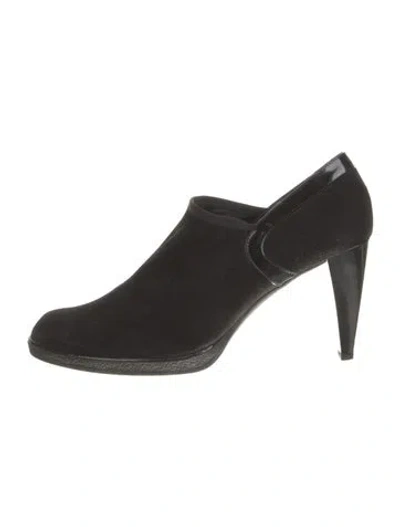Pre-owned Stuart Weitzman Suede Pumps In Black