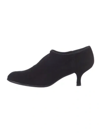 Pre-owned Stuart Weitzman Suede Pumps In Black