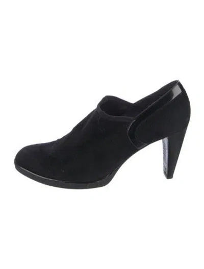 Pre-owned Stuart Weitzman Suede Pumps In Black