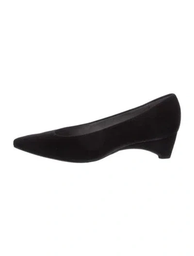 Pre-owned Stuart Weitzman Suede Pumps In Black