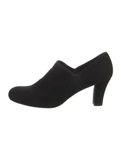 Pre-owned Stuart Weitzman Suede Pumps In Black