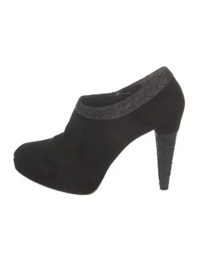 Pre-owned Stuart Weitzman Suede Pumps In Black