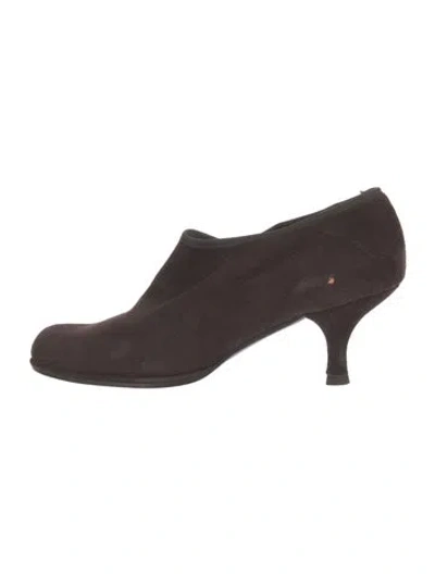 Pre-owned Stuart Weitzman Suede Pumps In Brown
