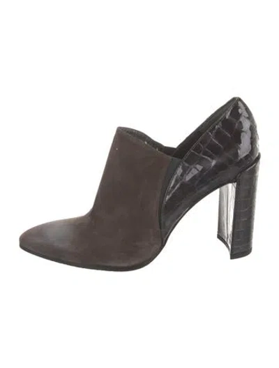 Pre-owned Stuart Weitzman Suede Pumps In Gray